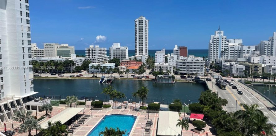 Condominio en Miami Beach, Florida, 2 dormitorios № 1887748