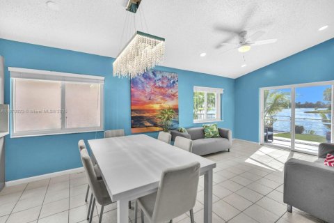 Casa en venta en Pembroke Pines, Florida, 4 dormitorios, 212.56 m2 № 1898184 - foto 16