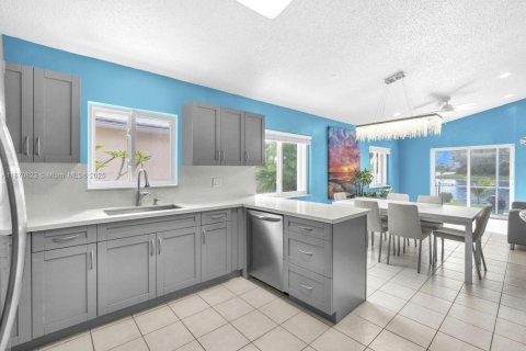 Casa en venta en Pembroke Pines, Florida, 4 dormitorios, 212.56 m2 № 1898184 - foto 11