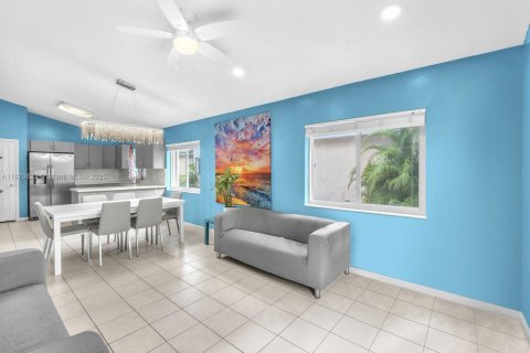 Casa en venta en Pembroke Pines, Florida, 4 dormitorios, 212.56 m2 № 1898184 - foto 18