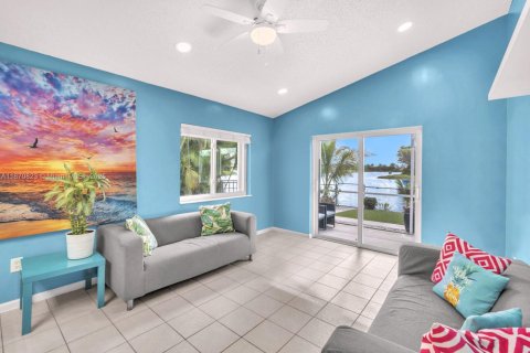 Casa en venta en Pembroke Pines, Florida, 4 dormitorios, 212.56 m2 № 1898184 - foto 17