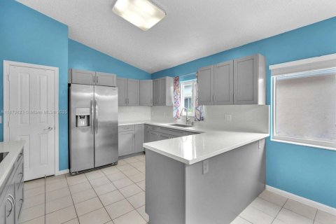 Casa en venta en Pembroke Pines, Florida, 4 dormitorios, 212.56 m2 № 1898184 - foto 15