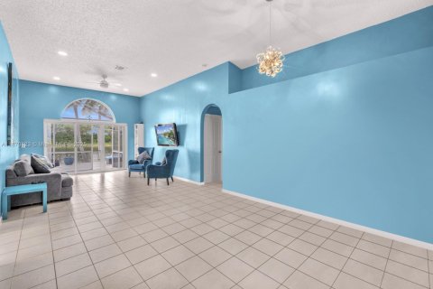 Casa en venta en Pembroke Pines, Florida, 4 dormitorios, 212.56 m2 № 1898184 - foto 10