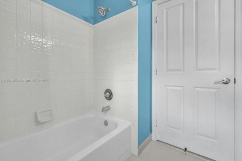 Casa en venta en Pembroke Pines, Florida, 4 dormitorios, 212.56 m2 № 1898184 - foto 28