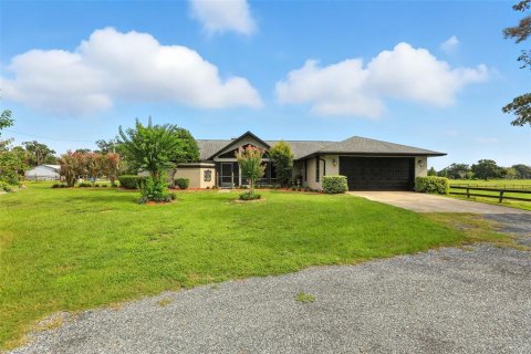 House in Citra, Florida 3 bedrooms, 180.79 sq.m. № 1913159 - photo 1