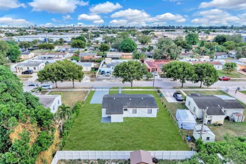 House in Miami Gardens, Florida 4 bedrooms, 103.31 sq.m. № 1982053 - photo 30