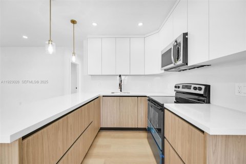 House in Miami Gardens, Florida 4 bedrooms, 103.31 sq.m. № 1982053 - photo 24