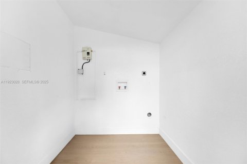 House in Miami Gardens, Florida 4 bedrooms, 103.31 sq.m. № 1982053 - photo 27