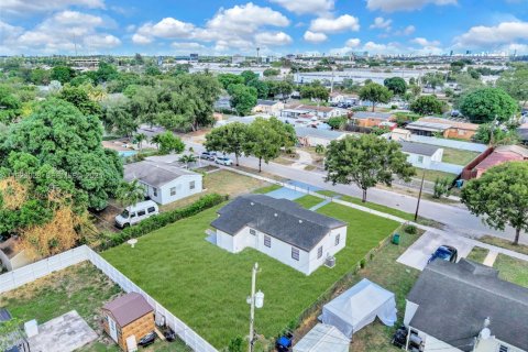 House in Miami Gardens, Florida 4 bedrooms, 103.31 sq.m. № 1982053 - photo 29
