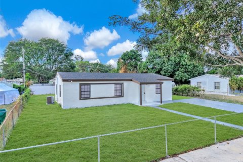 House in Miami Gardens, Florida 4 bedrooms, 103.31 sq.m. № 1982053 - photo 1