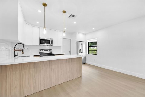 House in Miami Gardens, Florida 4 bedrooms, 103.31 sq.m. № 1982053 - photo 21