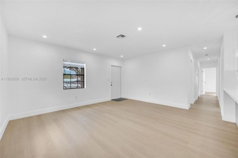 House in Miami Gardens, Florida 4 bedrooms, 103.31 sq.m. № 1982053 - photo 18