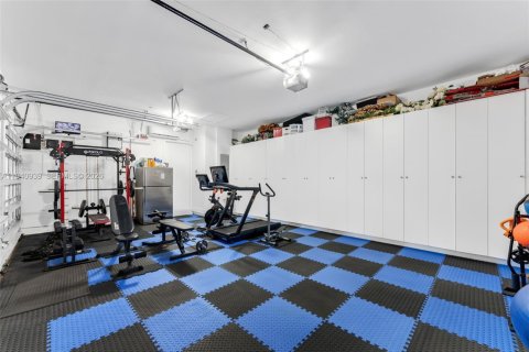 House in Miami, Florida 5 bedrooms, 288.37 sq.m. № 2061306 - photo 21