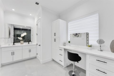 House in Miami, Florida 5 bedrooms, 288.37 sq.m. № 2061306 - photo 20