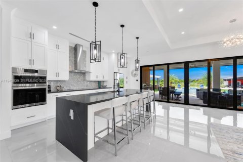 House in Miami, Florida 5 bedrooms, 288.37 sq.m. № 2061306 - photo 10