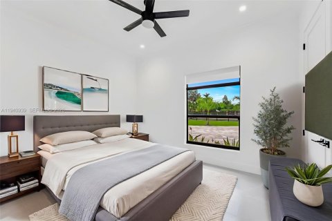 House in Miami, Florida 5 bedrooms, 288.37 sq.m. № 2061306 - photo 15