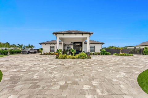 House in Miami, Florida 5 bedrooms, 288.37 sq.m. № 2061306 - photo 2