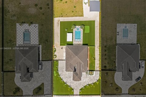 House in Miami, Florida 5 bedrooms, 288.37 sq.m. № 2061306 - photo 6