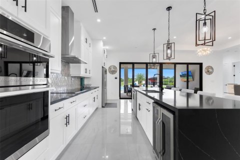 House in Miami, Florida 5 bedrooms, 288.37 sq.m. № 2061306 - photo 12