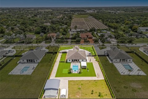 House in Miami, Florida 5 bedrooms, 288.37 sq.m. № 2061306 - photo 5