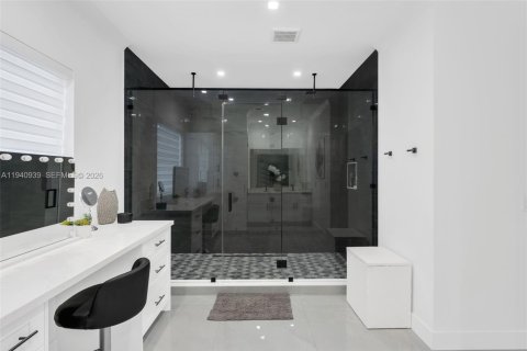 House in Miami, Florida 5 bedrooms, 288.37 sq.m. № 2061306 - photo 19