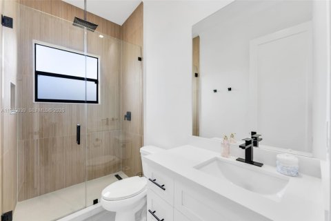 House in Miami, Florida 5 bedrooms, 288.37 sq.m. № 2061306 - photo 16