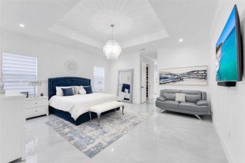 House in Miami, Florida 5 bedrooms, 288.37 sq.m. № 2061306 - photo 18