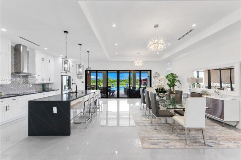 House in Miami, Florida 5 bedrooms, 288.37 sq.m. № 2061306 - photo 11