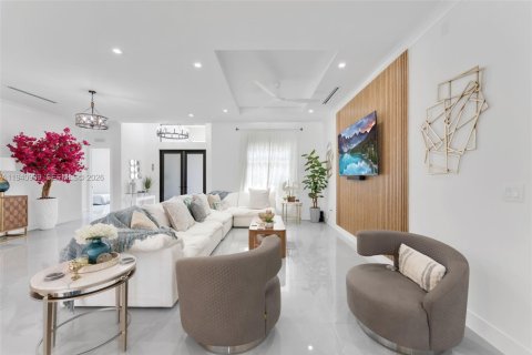 House in Miami, Florida 5 bedrooms, 288.37 sq.m. № 2061306 - photo 14