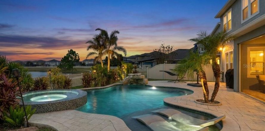 House in Lutz, Florida 5 bedrooms, 268.12 sq.m. № 2120006
