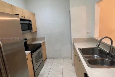 Снять в аренду таунхаус в Хомстед, Флорида 3 спальни, 112.97м2, № 1992394 - фото 7