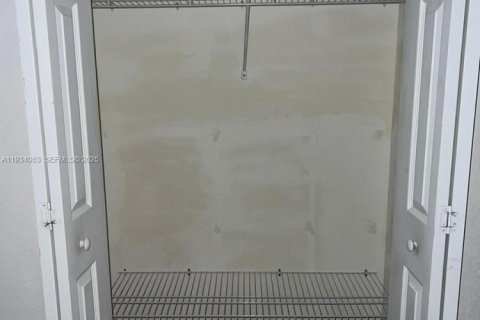 Снять в аренду таунхаус в Хомстед, Флорида 3 спальни, 112.97м2, № 1992394 - фото 9