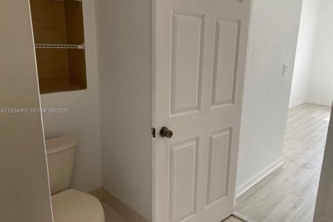 Снять в аренду таунхаус в Хомстед, Флорида 3 спальни, 112.97м2, № 1992394 - фото 17