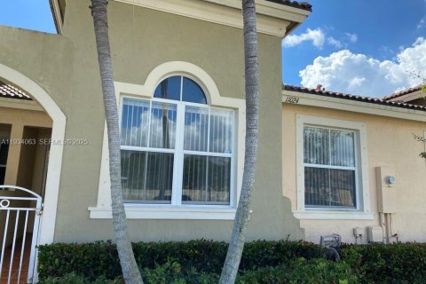 Снять в аренду таунхаус в Хомстед, Флорида 3 спальни, 112.97м2, № 1992394 - фото 1