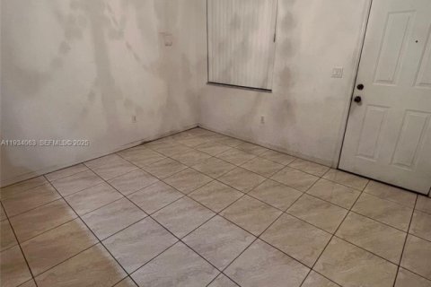 Снять в аренду таунхаус в Хомстед, Флорида 3 спальни, 112.97м2, № 1992394 - фото 5