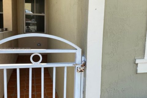 Снять в аренду таунхаус в Хомстед, Флорида 3 спальни, 112.97м2, № 1992394 - фото 2