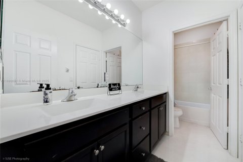 House in Homestead, Florida 3 bedrooms, 200.67 sq.m. № 1949158 - photo 9