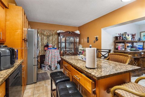 House in North Miami, Florida 5 bedrooms, 228.54 sq.m. № 1763502 - photo 11