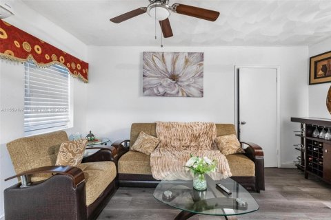 House in North Miami, Florida 5 bedrooms, 228.54 sq.m. № 1763502 - photo 23