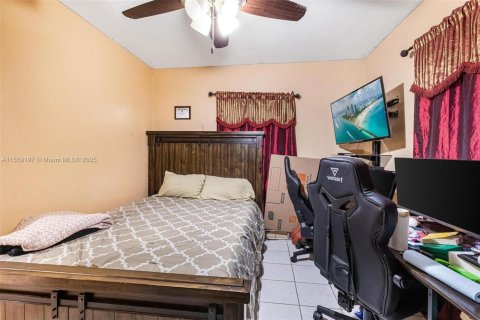 House in North Miami, Florida 5 bedrooms, 228.54 sq.m. № 1763502 - photo 17