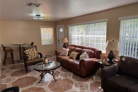 House in North Miami, Florida 5 bedrooms, 228.54 sq.m. № 1763502 - photo 4