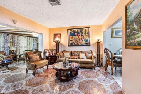 House in North Miami, Florida 5 bedrooms, 228.54 sq.m. № 1763502 - photo 7