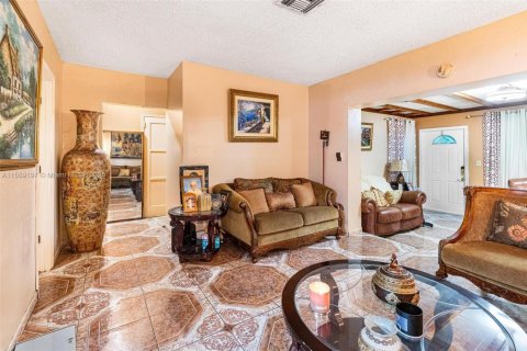 House in North Miami, Florida 5 bedrooms, 228.54 sq.m. № 1763502 - photo 8