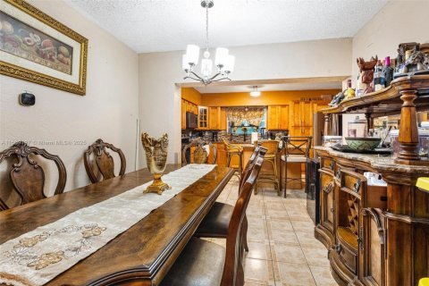 House in North Miami, Florida 5 bedrooms, 228.54 sq.m. № 1763502 - photo 9