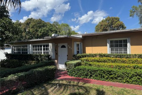 House in North Miami, Florida 5 bedrooms, 228.54 sq.m. № 1763502 - photo 1