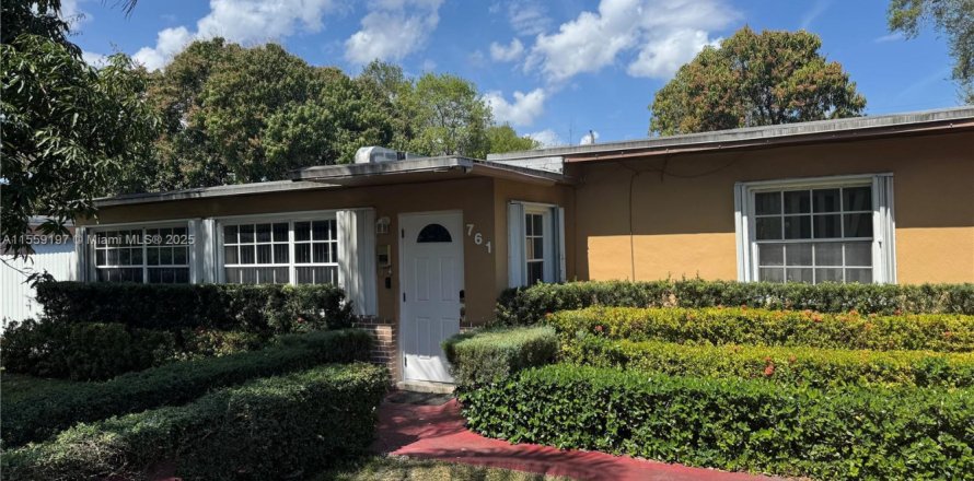 House in North Miami, Florida 5 bedrooms, 228.54 sq.m. № 1763502