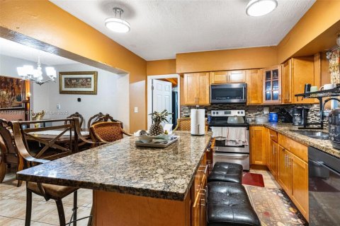 House in North Miami, Florida 5 bedrooms, 228.54 sq.m. № 1763502 - photo 12