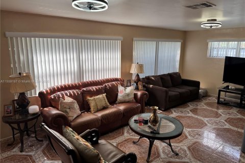 House in North Miami, Florida 5 bedrooms, 228.54 sq.m. № 1763502 - photo 3