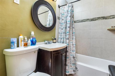 House in North Miami, Florida 5 bedrooms, 228.54 sq.m. № 1763502 - photo 22