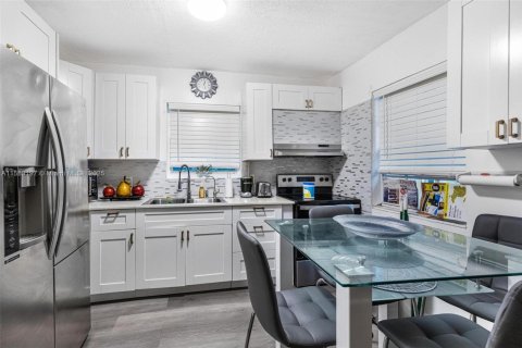 House in North Miami, Florida 5 bedrooms, 228.54 sq.m. № 1763502 - photo 25